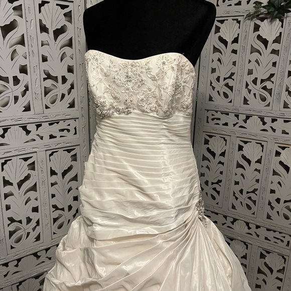 MAGGIE SOTTERO AMAZING WHITE SILKY SMOOTH WITH LACE & TRAIN WEDDING DRESS GOWN - Picture 3 of 16